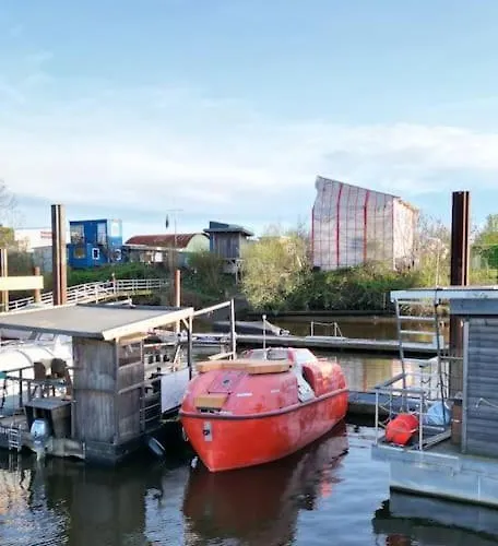 Hotel na wodzie Ausgebautes Freifallrettungsboot Knutschkugel